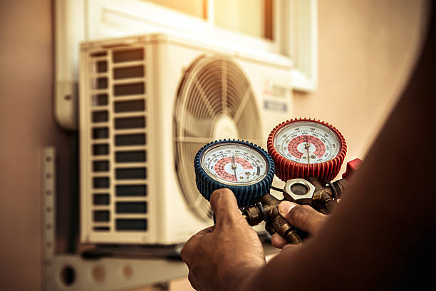 Professional Hvac technician working in Lindsay, CA
